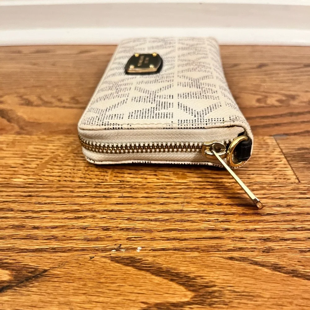 Michael Kors White Monogram wallet no wristlet band